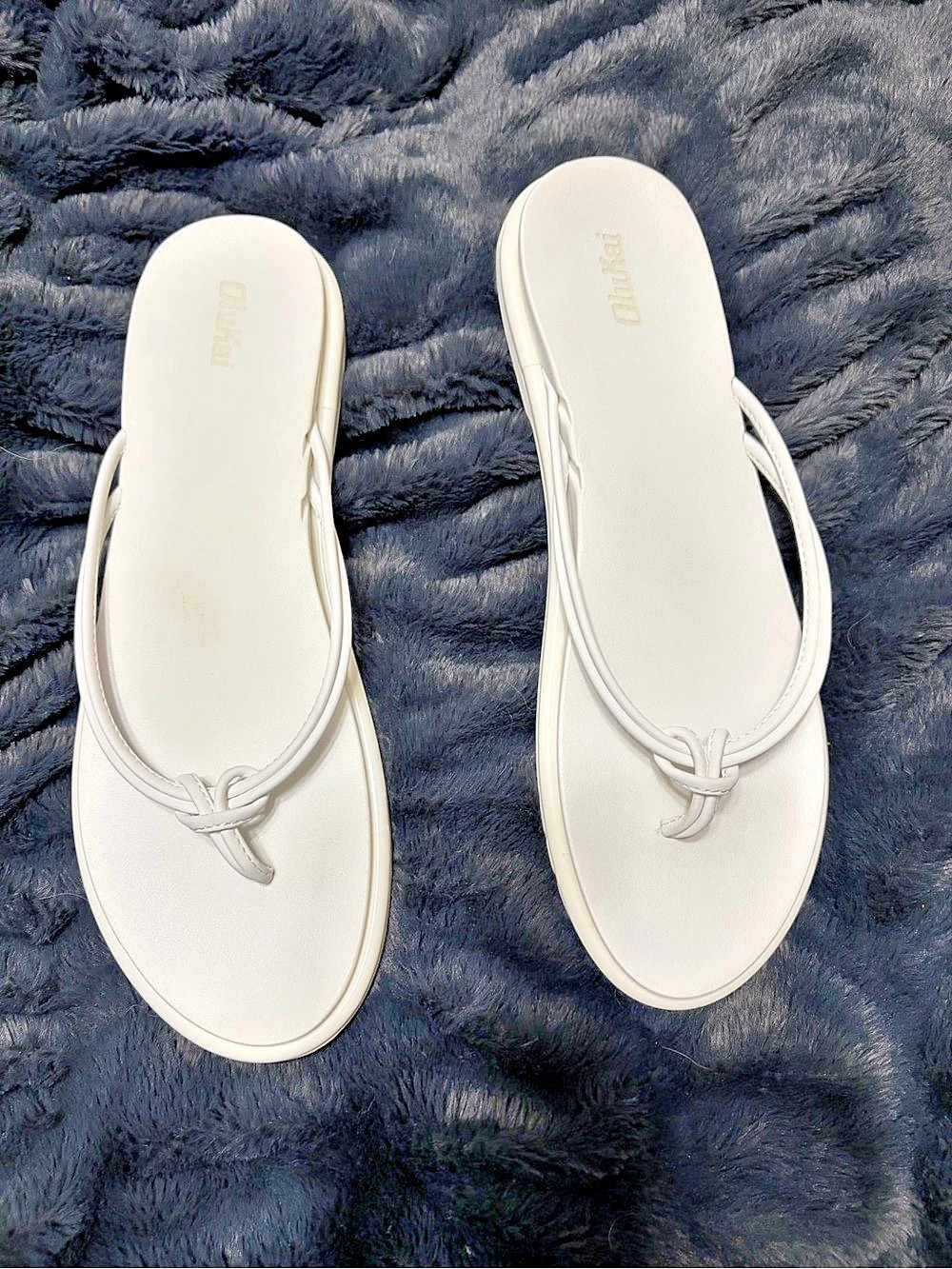 Olukai ‘Aka White Flip-Flop Sandals size 10